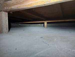 Zateplení řadového domku s pultovou střechou pomocí foukané izolace